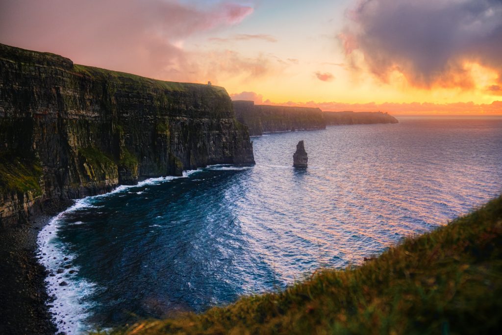 Cliff Of Moher, Ireland By Federico Beccari [Source : unsplash]